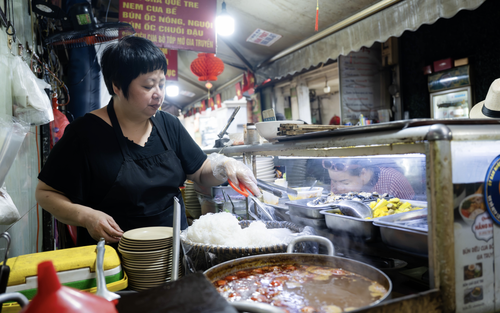 Bún riêu 80k “gây bão” chợ Đồng Xuân: Bát đầy ú ụ, chua thanh vị sấu ngâm có đáng thử?