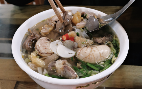 Bát phở gà tới 200k ở Hà Nội: “Full topping” ăn như cả con gà, đắt có xắt ra miếng?