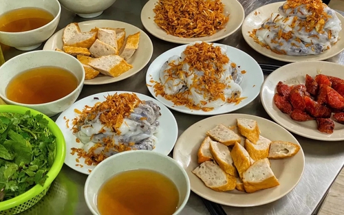 Bánh cuốn bà Xuân bị Michelin "bỏ quên" nhưng khách vẫn kiên nhẫn xếp hàng cả tiếng chờ đến lượt