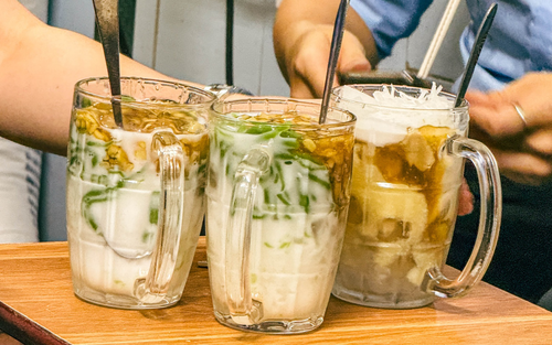 Quán chè nhỏ gần 50 năm trong ngõ Hà Nội: Mộc mạc nhưng ăn một lần là nhớ