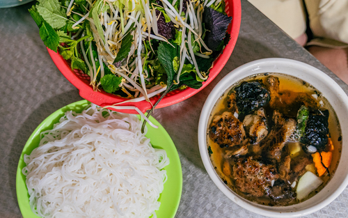 Giữa phố cổ, bún chả vẫn là món ăn “quốc dân” chưa bao giờ lỗi thời