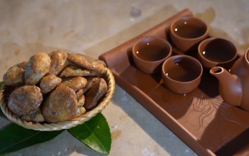 Có một hương vị rất Trung Thu là đặc sản Hà Thành: Bánh chả lá chanh