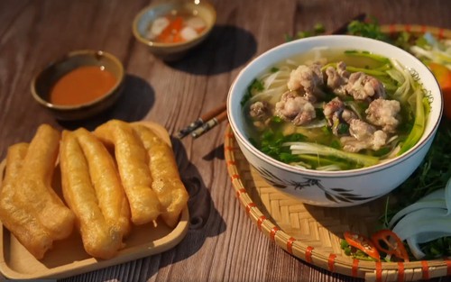3 giờ sáng, cùng người Hà Nội xếp hàng chờ một hàng phở "quái chiêu" nhưng chắc chắn không làm bạn thất vọng