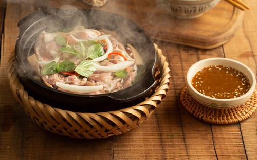 Bê sữa cuốn xông hơi: Sự giao thoa tinh tế giữa vị ngọt cao nguyên và hương thơm rau rừng Tây Bắc