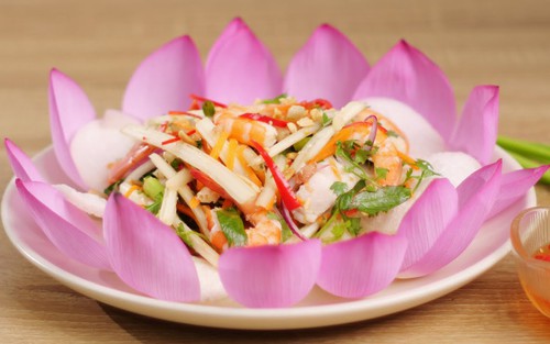 Nộm ngó sen tôm thịt: Thức quà thanh tao gói trọn hương sắc mùa hạ Hà thành