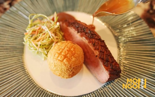 Vịt nướng sốt quả sấu: Phiên bản mới lạ, kết hợp tinh tế giữa kỹ nghệ phương Tây và thức quà mùa hè giản dị