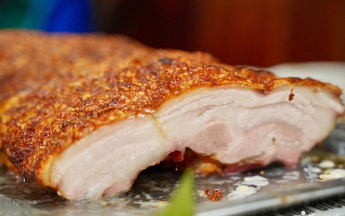 Thịt quay giòn bì: Từ nghệ thuật "thử lửa", "táu thịt" đến miếng ngon "ngoài giòn trong mọng" lưu giữ ký ức cơm nhà