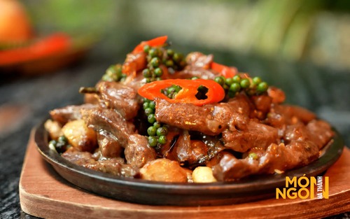 Bò cháy tiêu xanh: Mê hoặc thực khách bởi thịt bò mềm ngọt hòa quyện tiêu xanh Phú Quốc thơm nồng