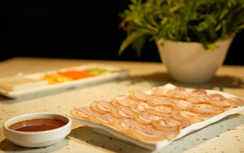 Mê mẩn món bò tơ cuốn bánh tráng cùng 9 loại rau thơm dân dã, gói trọn hương vị ẩm thực đồng quê Việt
