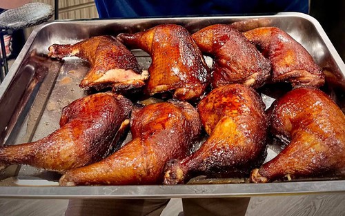 Đùi gà xông khói gỗ anh đào: Nghệ thuật nướng chín chậm thấm vị, thơm hương thảo mộc, giàu dinh dưỡng cho cả gia đình