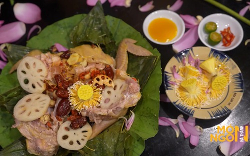 Gà hấp lá sen: Gói trọn hương sen thanh khiết trong vị ngọt lành nguyên bản, lưu giữ nét tinh tế ẩm thực truyền thống