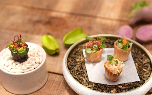 Bánh tôm ngự uyển: Kiệt tác ẩm thực Hà thành nâng tầm thức quà dân dã trên bàn tiệc sang trọng giữa lòng phố cổ