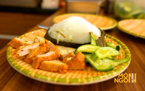 Bánh giò nóng: Thức quà bình dị làm ấm lòng thực khách, càng thưởng thức càng thấm nét thanh tao của đất kinh kỳ