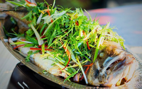 Cá song hấp xì dầu: Giữ trọn vị ngọt nguyên bản nhờ kỹ thuật hấp riêng, hoàn thiện hương vị bằng lớp sốt đậm đà