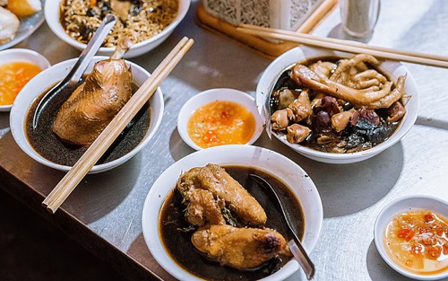 Món ngon phố cũ lưu giữ hương vị qua bát gà tần "dừ nhưng dừ dai", níu chân thực khách suốt hơn ba thập kỷ