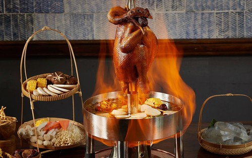 Lẩu phượng hoàng lửa: Màn đốt lửa bằng rượu nếp cuốn hút, nước dùng ninh 10 tiếng và cốt nấm quý tạo dấu ấn riêng