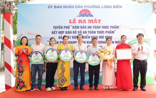 Long Biên ra mắt tuyến phố đảm bảo ATTP và phát động triển khai mô hình "Tuyến phố thanh toán không dùng tiền mặt"