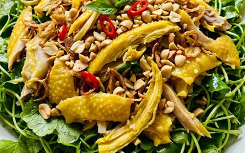 Nộm gà rau má: Món ngon thanh mát "bùng vị" cho những ngày hè, nghệ thuật cân bằng hương vị trong gian bếp Việt