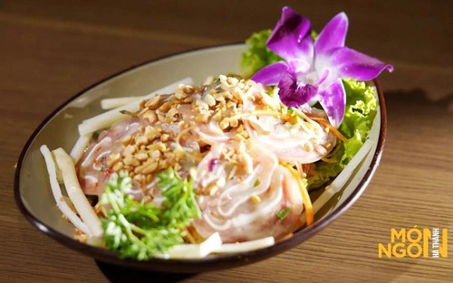 Nộm ngó sen tai lợn: Món ngon dân dã quyện nhiều lớp giòn sần sật, lạ mắt với cách cuộn tròn trước khi thái