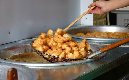 Quẩy đùi gà phố cổ - thức quà tuổi thơ của bao thế hệ người Hà Nội