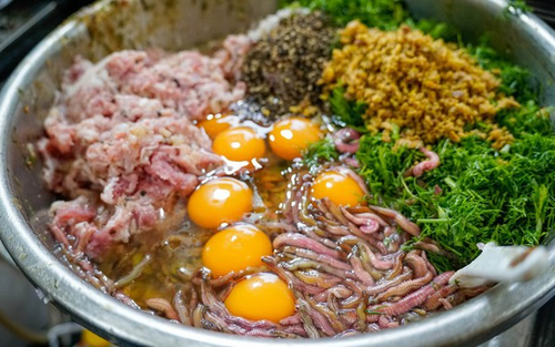 Hàng chả rươi hơn 30 năm tuổi ở phố Hàng Chiếu, giữ vị đặc trưng của mùa thu Hà Nội