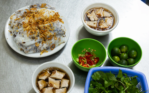 Quán bánh cuốn 15.000 đồng hơn 70 năm tuổi của vợ chồng trong ngõ Thụy Khuê