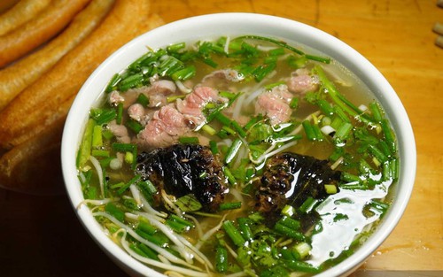 Phở chả chan Hà Nội: Hương vị lạ từ miếng chả nướng lá xương sông