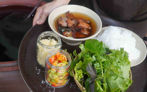 Bún chả que tre giữa phố cổ Hà Nội: Hương vị xưa níu chân thực khách